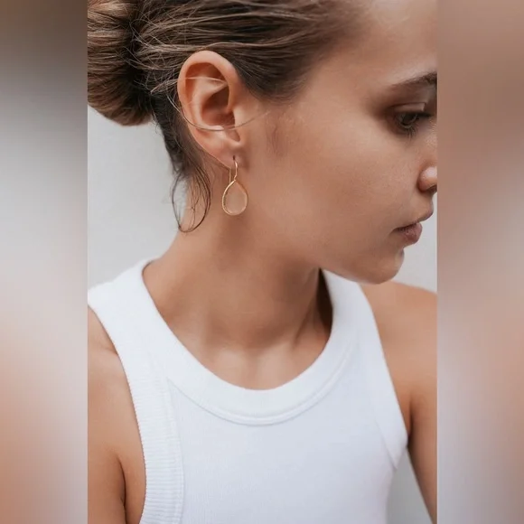 Debbie Katz Aydin (Cat Eye Stone grey blue )
18k Gold Plated Teardrop Earrings - Picture 3 of 3